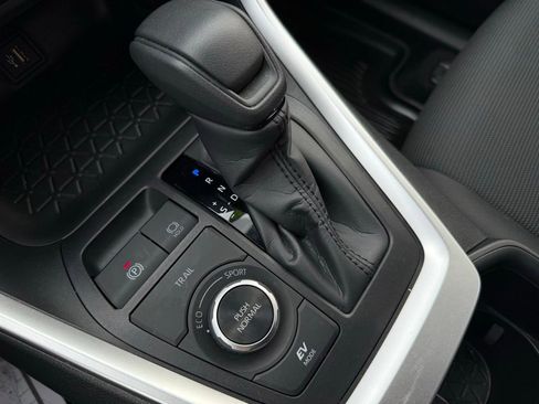 Used 2025 Toyota RAV4 LE image 27