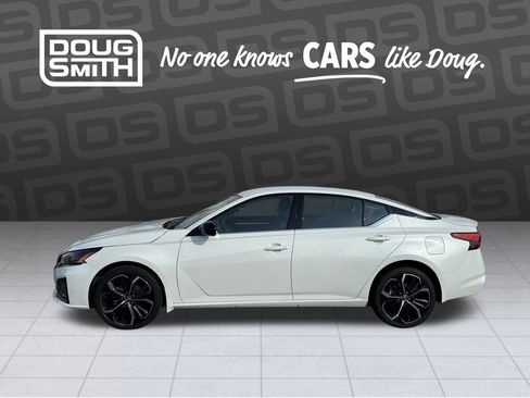 Used 2023 Nissan Altima 2.5 SR image 2