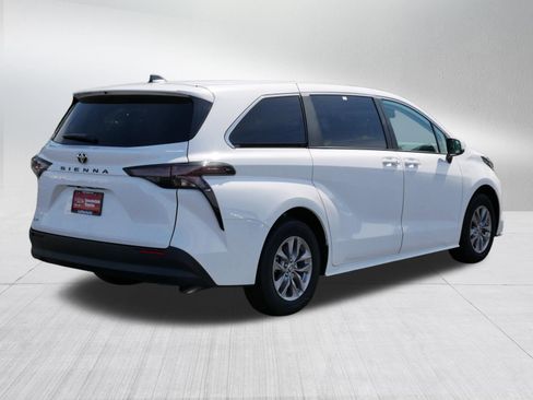 Certified 2026 Toyota Sienna LE FWD image 7