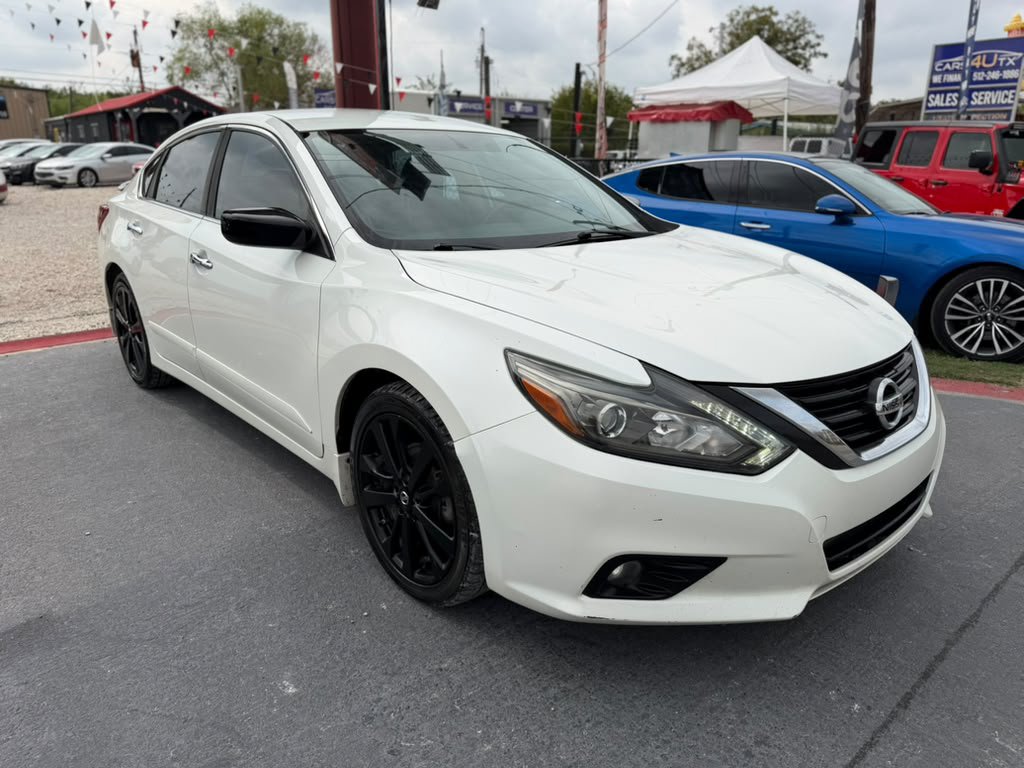 Used 2017 Nissan Altima 2.5 SR w/ Midnight Edition Package FWD image 3