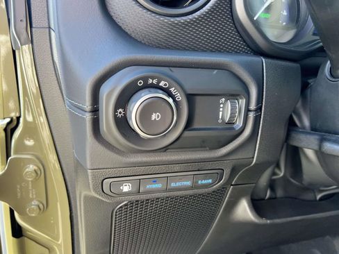 Used 2025 Jeep Wrangler Unlimited Rubicon 4xe w/ Technology Group AWD/4WD image 22