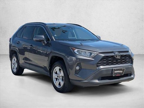 Used 2019 Toyota RAV4 XLE w/ Carpet Mat Package FWD image 3
