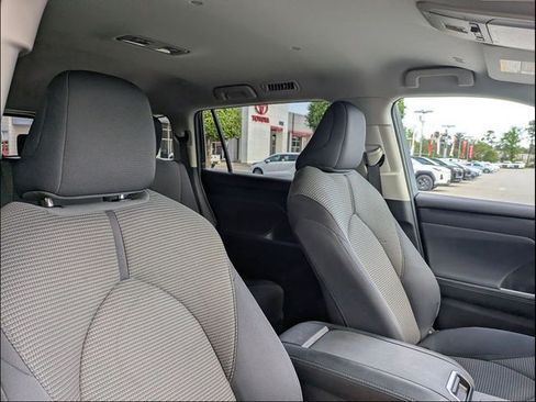 Certified 2025 Toyota Highlander LE FWD image 33