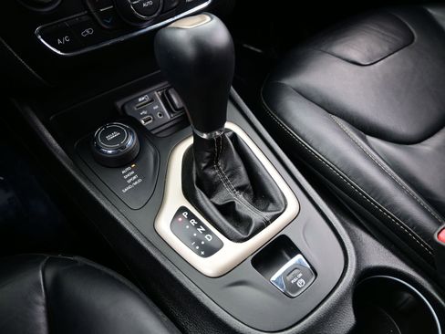 Used 2017 Jeep Cherokee Limited image 23