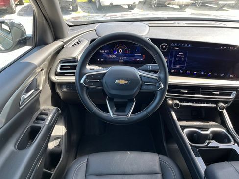 Used 2025 Chevrolet Traverse LT FWD image 11