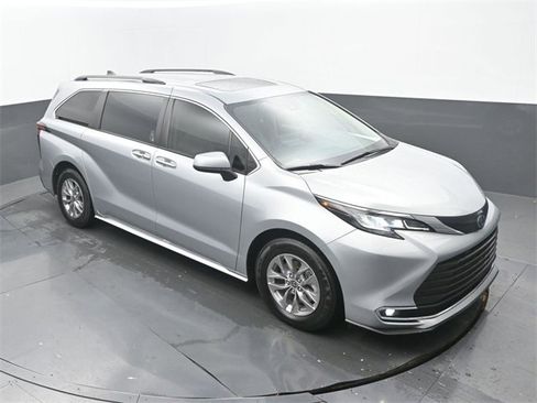 Used 2022 Toyota Sienna XLE image 31