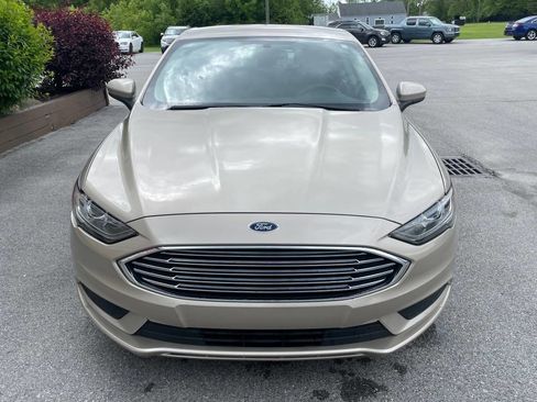 Used 2017 Ford Fusion SE w/ Fusion SE Technology Package image 3