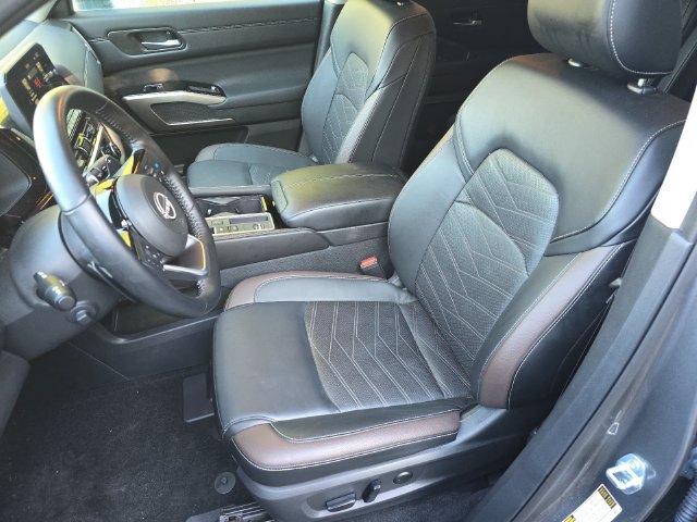 Used 2025 Nissan Pathfinder Platinum FWD image 13