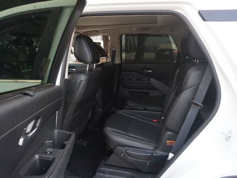 Used 2024 Nissan Pathfinder SL w/ SL Premium Package FWD image 16