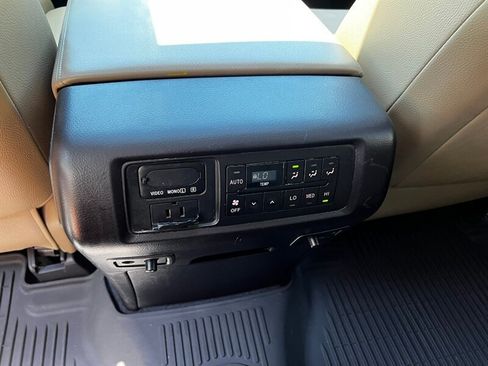 Used 2019 Toyota Sequoia Platinum w/ Carpet Mat Package (TMS) AWD/4WD image 27