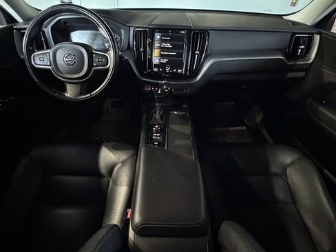 Used 2018 Volvo XC60 T5 Momentum w/ Convenience Package image 12
