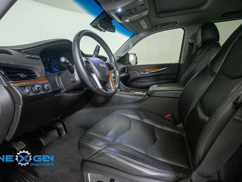 Used 2017 Cadillac Escalade Luxury AWD/4WD image 10