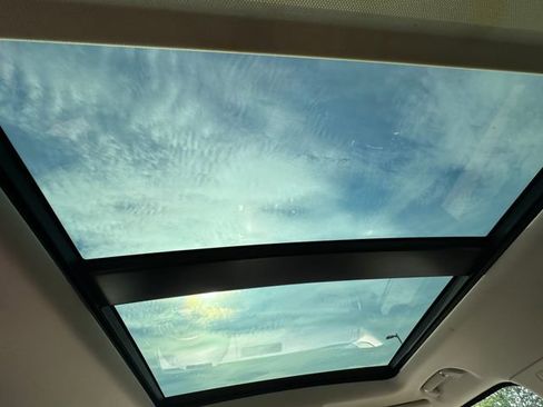 Used 2017 Land Rover Range Rover HSE image 16