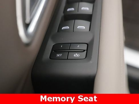 Used 2024 GMC Yukon SLT w/ SLT Luxury Package image 19