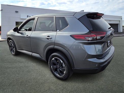 Used 2024 Nissan Rogue SV image 5