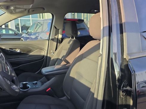 Used 2022 GMC Terrain SLE w/ Driver Convenience Package image 3