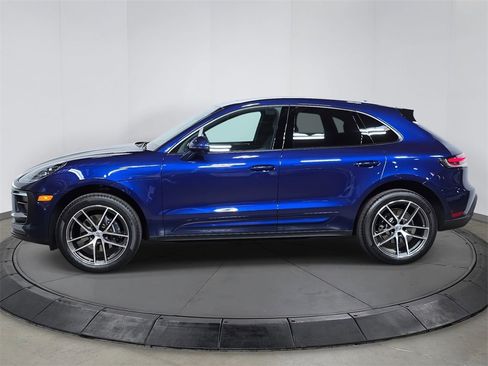 Certified 2025 Porsche Macan image 2