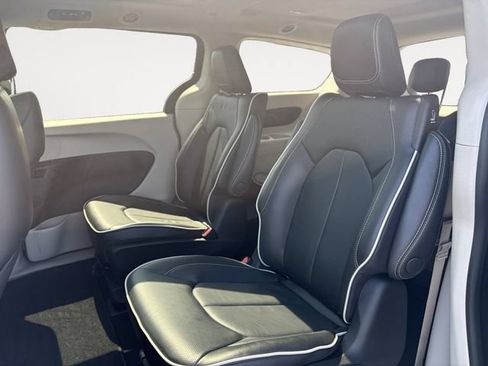 Used 2023 Chrysler Pacifica Limited FWD image 13
