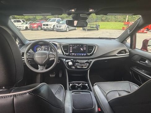 Used 2022 Chrysler Pacifica Limited w/ S Appearance Package FWD image 3