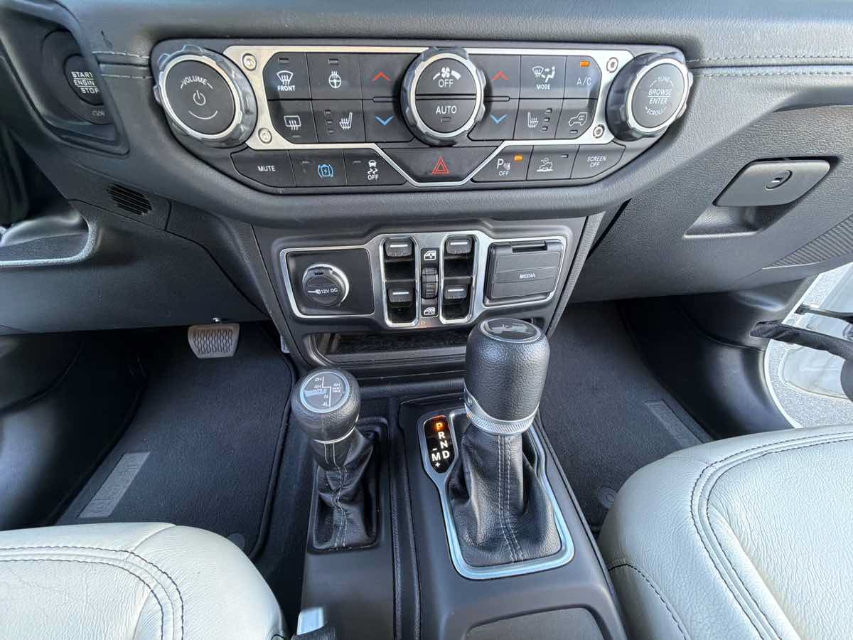 Used 2024 Jeep Wrangler Unlimited Sahara w/ Technology Group AWD/4WD image 28
