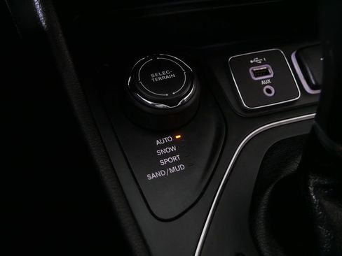 Used 2020 Jeep Cherokee Latitude Plus AWD/4WD image 25