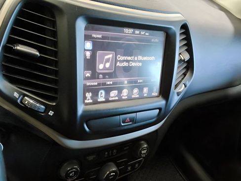 Used 2016 Jeep Cherokee Latitude w/ Cold Weather Group AWD/4WD image 20