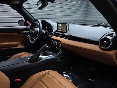 Used 2017 FIAT 124 Spider Lusso RWD image 14