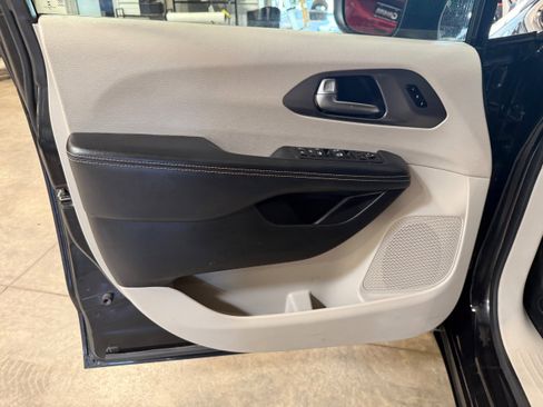Certified 2023 Chrysler Pacifica Touring-L FWD image 35