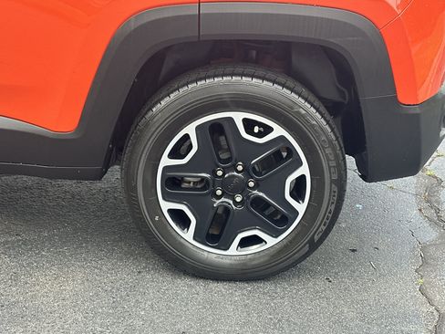 Used 2017 Jeep Renegade Trailhawk w/ Premium Trailhawk Package AWD/4WD image 18