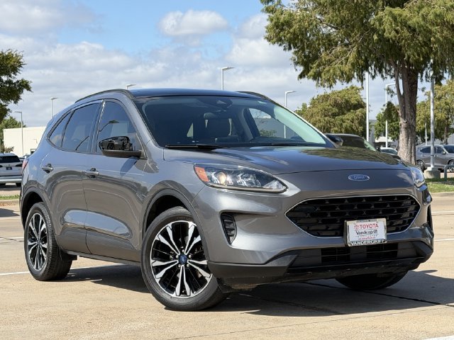 Used 2022 Ford Escape SE w/ SE Sport Appearance Package AWD/4WD image 2