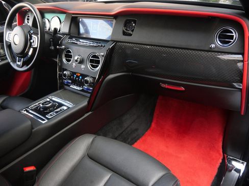 Used 2020 Rolls-Royce Cullinan Black Badge image 18