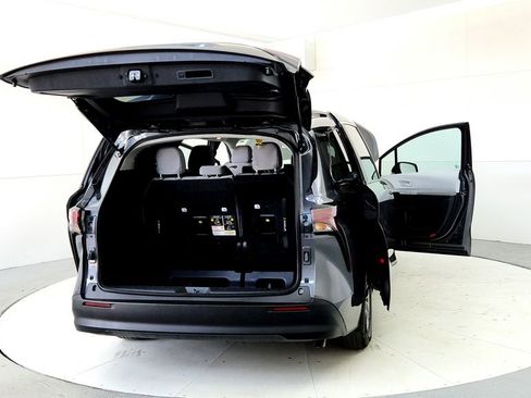 Certified 2025 Toyota Sienna LE AWD/4WD image 11
