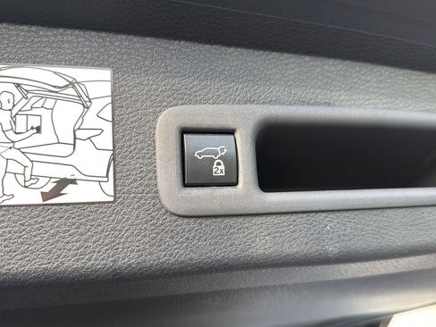 Used 2023 Toyota Sienna Platinum FWD image 36