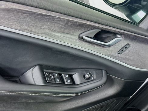 Used 2023 Jeep Grand Cherokee Limited w/ Black Appearance Package image 15