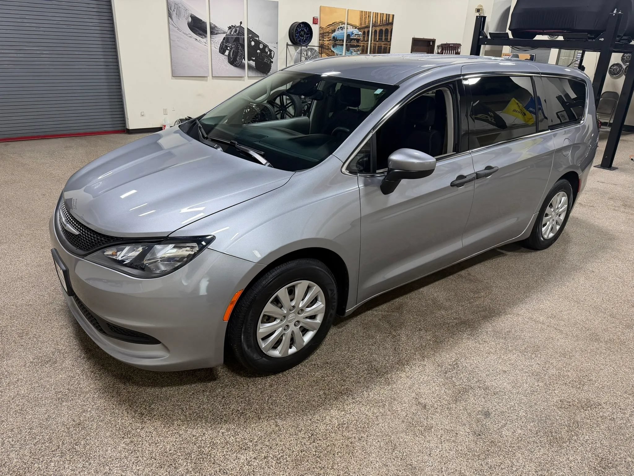 Used 2021 Chrysler Voyager L FWD image 4