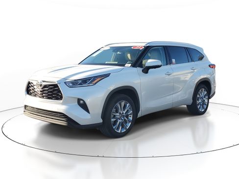 Used 2023 Toyota Highlander Limited image 4