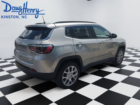 Used 2022 Jeep Compass Latitude AWD/4WD image 5