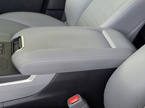 Used 2023 Toyota Highlander XLE FWD image 9