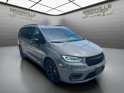 Used 2025 Chrysler Pacifica Limited FWD image 9