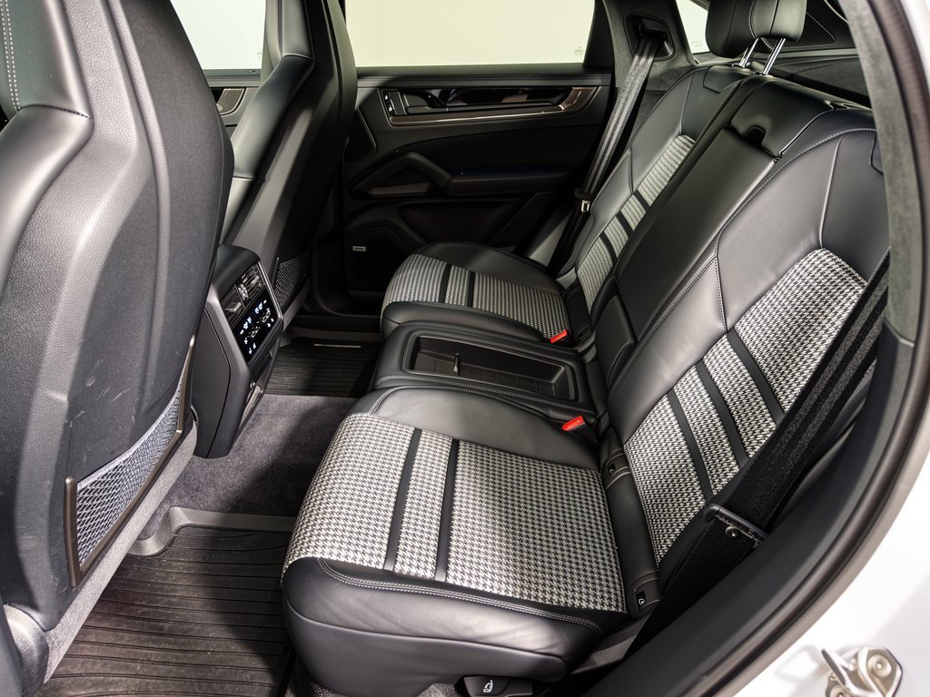 Certified 2025 Porsche Cayenne GTS AWD/4WD image 25