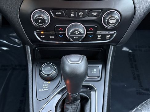 Used 2019 Jeep Cherokee Limited image 29