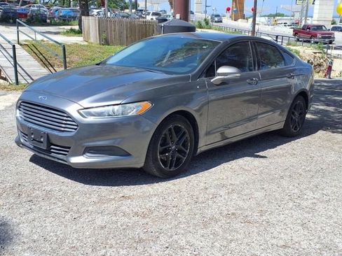 Used 2014 Ford Fusion SE image 3