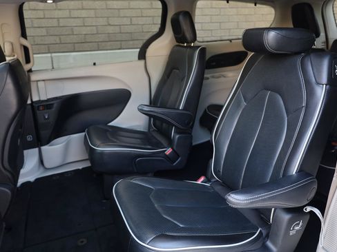 Used 2022 Chrysler Pacifica Limited FWD image 23