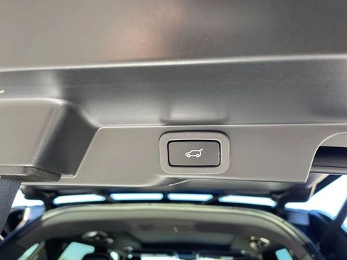 Used 2019 Land Rover Range Rover Sport SVR image 11