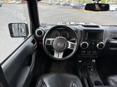 Used 2016 Jeep Wrangler Unlimited Rubicon AWD/4WD image 15