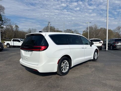 Used 2023 Chrysler Pacifica Touring-L image 3