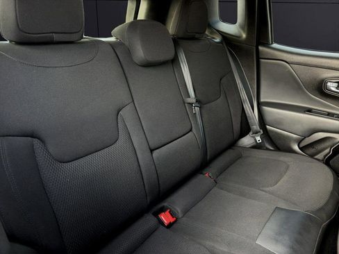Used 2018 Jeep Renegade Altitude w/ Cold Weather Group FWD image 20