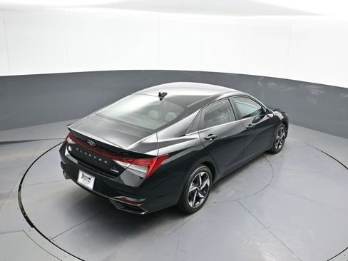 Certified 2023 Hyundai Elantra Limited w/ Preferred Accessory Package image 38