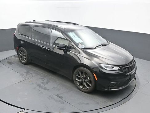 Used 2025 Chrysler Pacifica Limited image 50