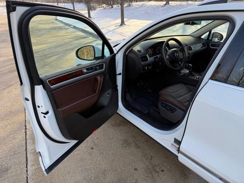 Used 2013 Volkswagen Touareg Sport image 34